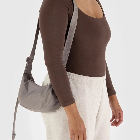 BAGGU Small Nylon Crescent Bag in Peony Pink! - Picture 5 of 10